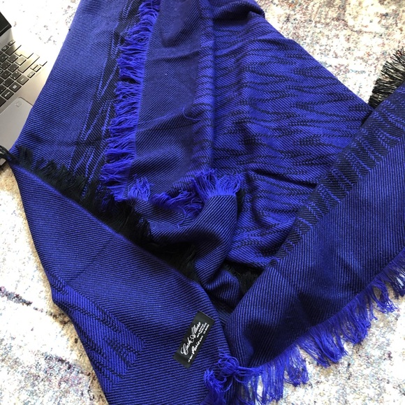 Blue winter scarf - Picture 3 of 3